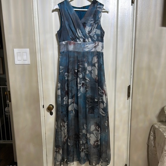 Elegant Blue Floral Sleeveless Dress - Picture 1 of 8